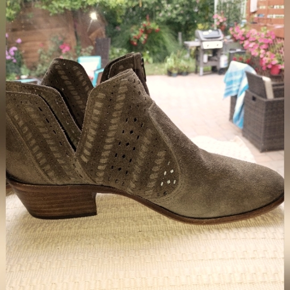V C Stylish Women's Suede Love Green Ankle Boots Size 9.Very Good Condition.